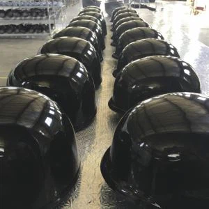 Šalmas atsparus poliurėjos medžiagai